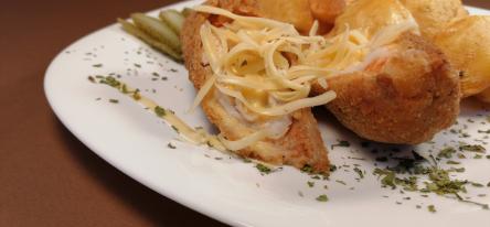 Cordon Bleu cu cartofi aurii și sos tartar