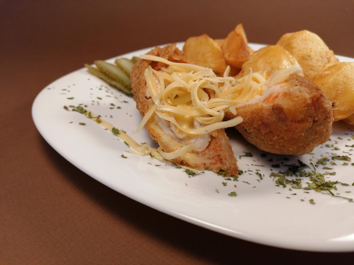 Cordon Bleu cu cartofi aurii și sos tartar