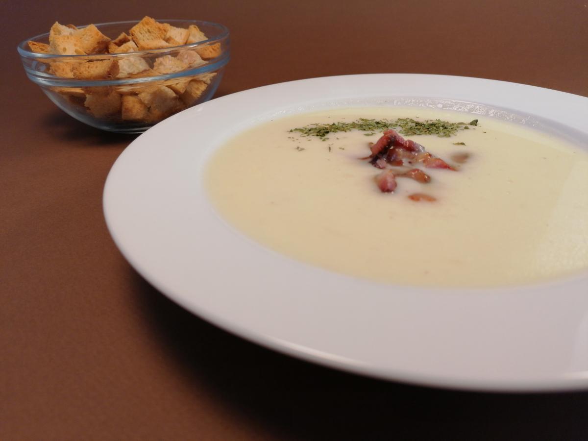 Supă cremă de cartofi cu bacon și crutoane