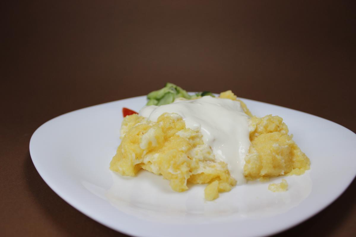 Mămăligă cu brânză și smântână (vegetarian)