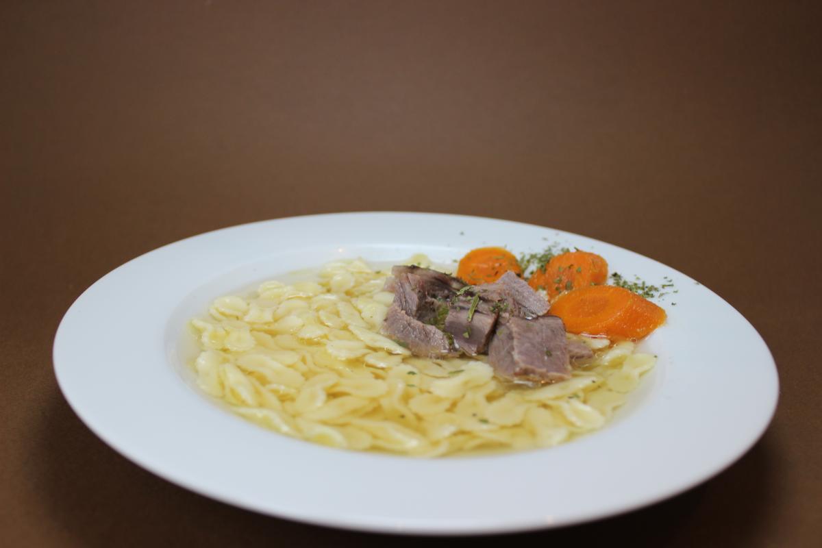 Supă de vită cu paste fundițe