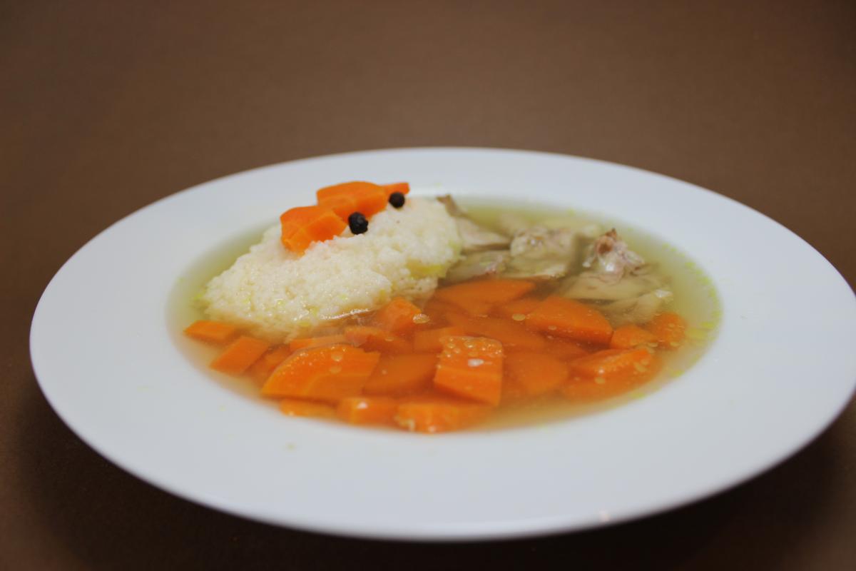 Supă din pulpă de pui cu găluşte gris